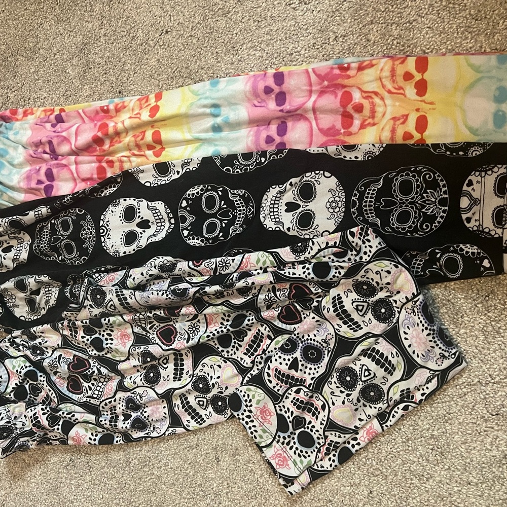 3 pairs women’s leggings 2 capris and 1 full length. MUST BUY LOT.